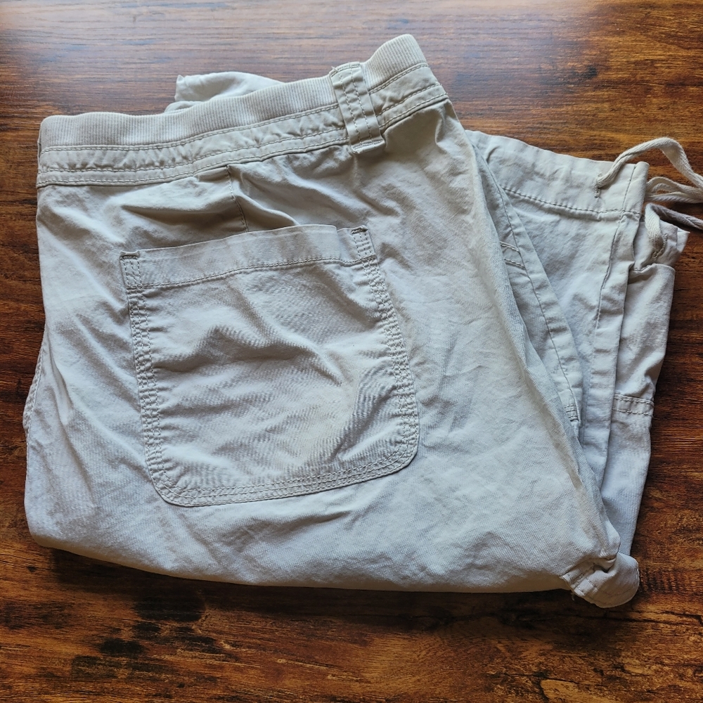Sz 18 - St. John's Bay - Cargo Shorts - Beige - Stretchy Waisteband